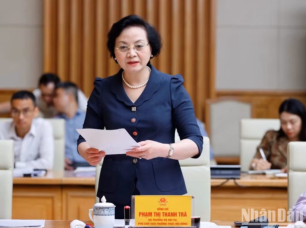 Minister of Home Affairs Pham Thi Thanh Tra, Permanent Vice Chairwoman of the National Emulation-Commendation Council, gives a report on the council’s performance of the tasks during the first six months of the year. Minister of Home Affairs Pham Thi Thanh Tra, Permanent Vice Chairwoman of the National Emulation-Commendation Council, gives a report on the council’s performance of the tasks during the first six months of the year.