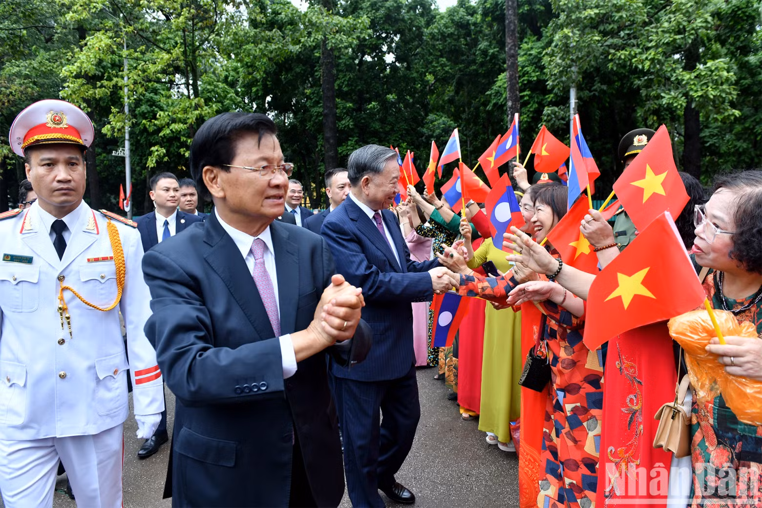 Party General Secretary and President To Lam and Lao Party General Secretary and President Thongloun Sisoulith talk with Hanoi people.