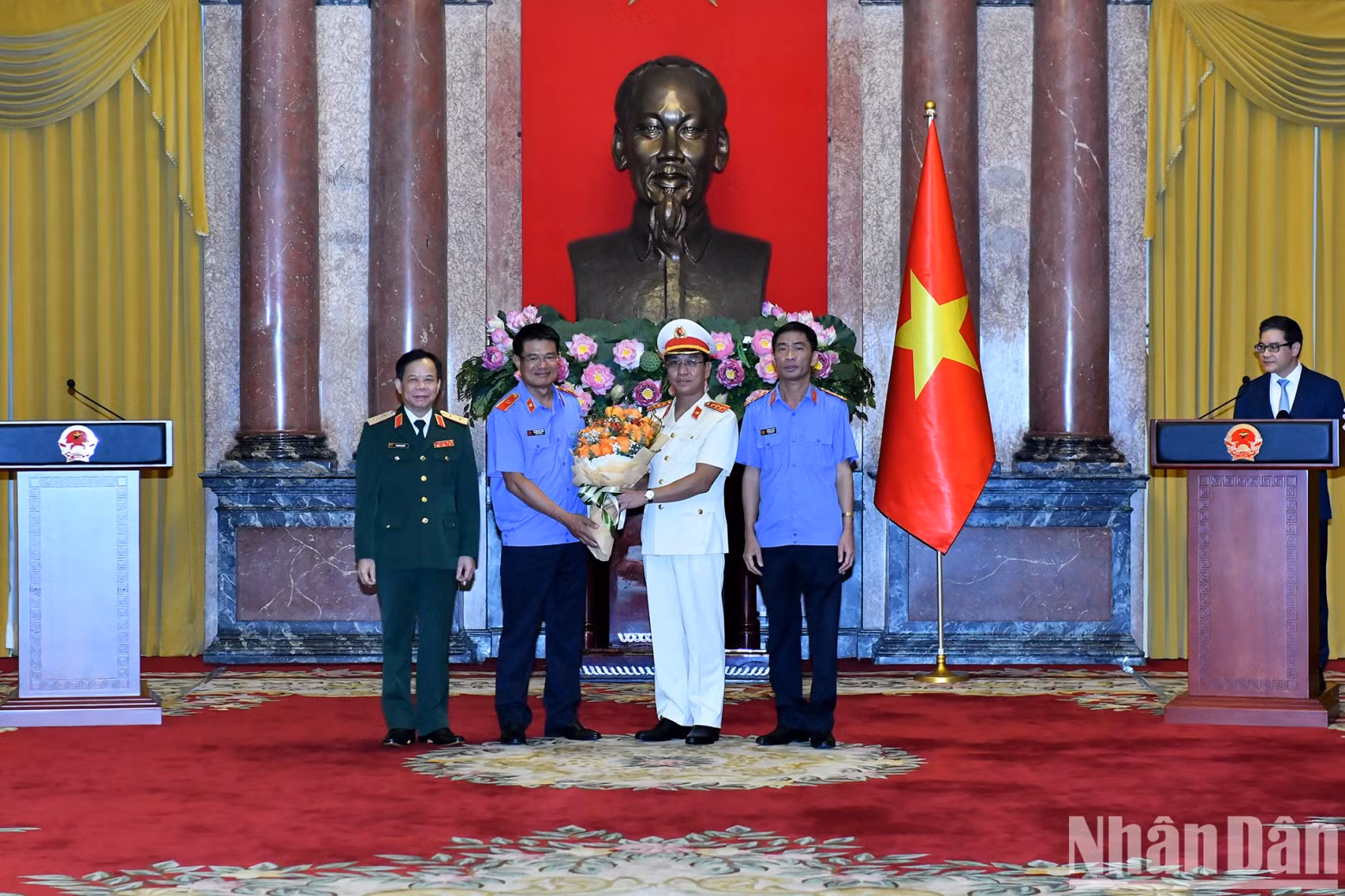 Leaders of the Supreme People's Procuracy congratulate Deputy Prosecutor General Ho Duc Anh.