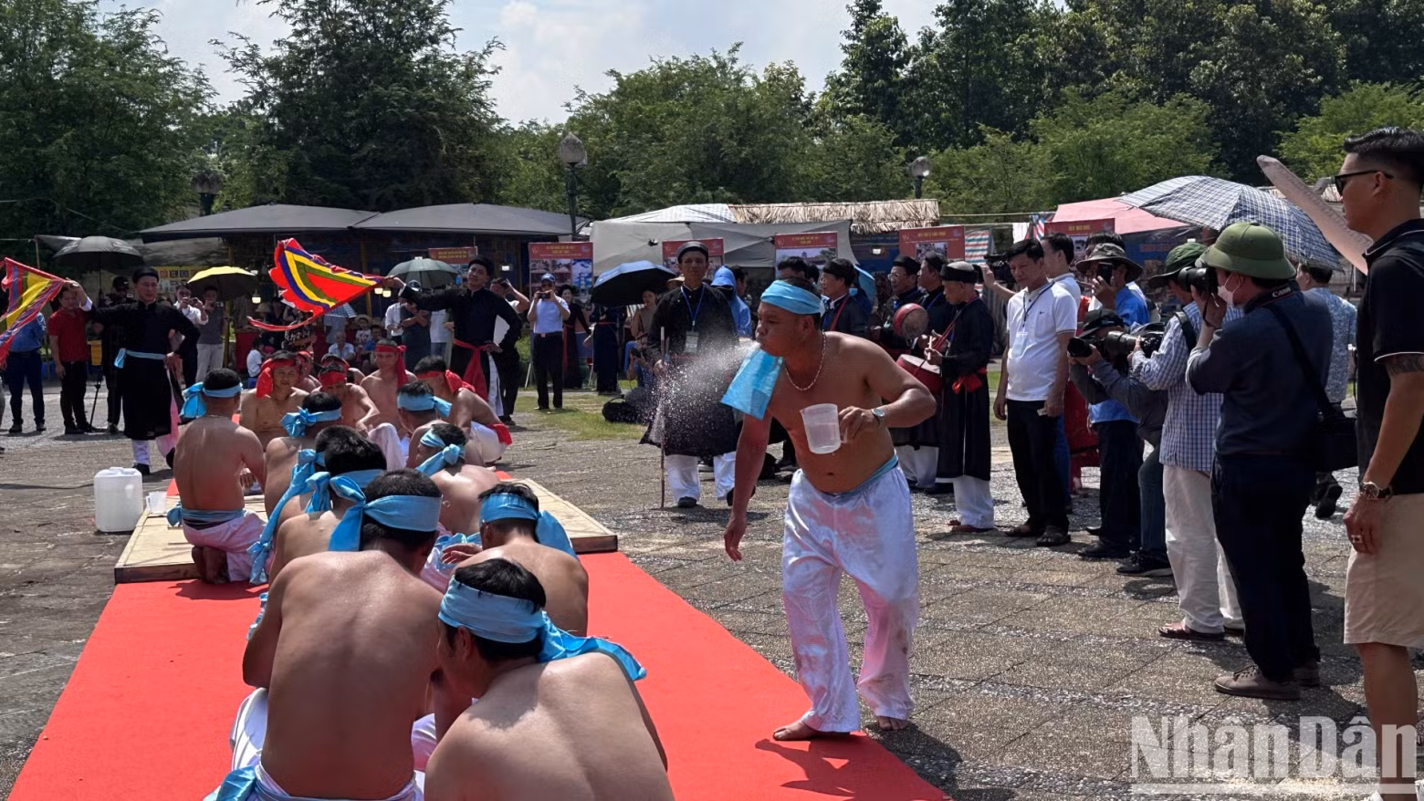 The ritual of sprinkling liquor on the competing teams before the tug-of-war.