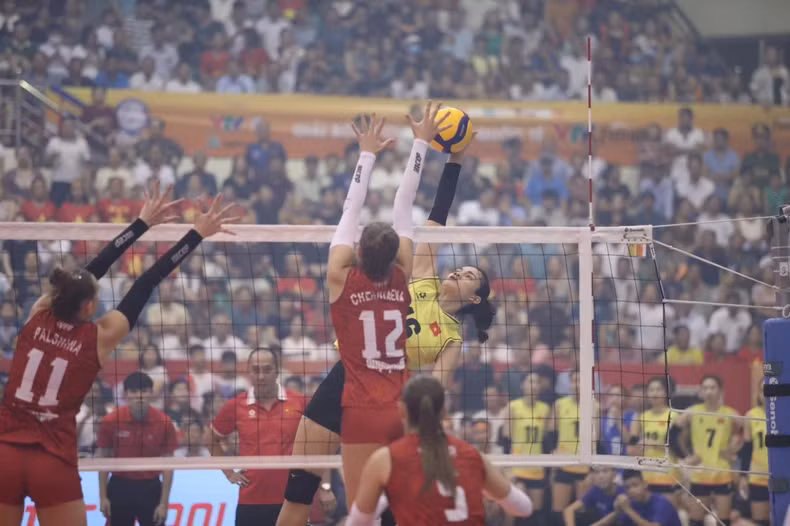 A spike from the Vietnamese team (in yellow). (PHOTO: TUAN DOAN)