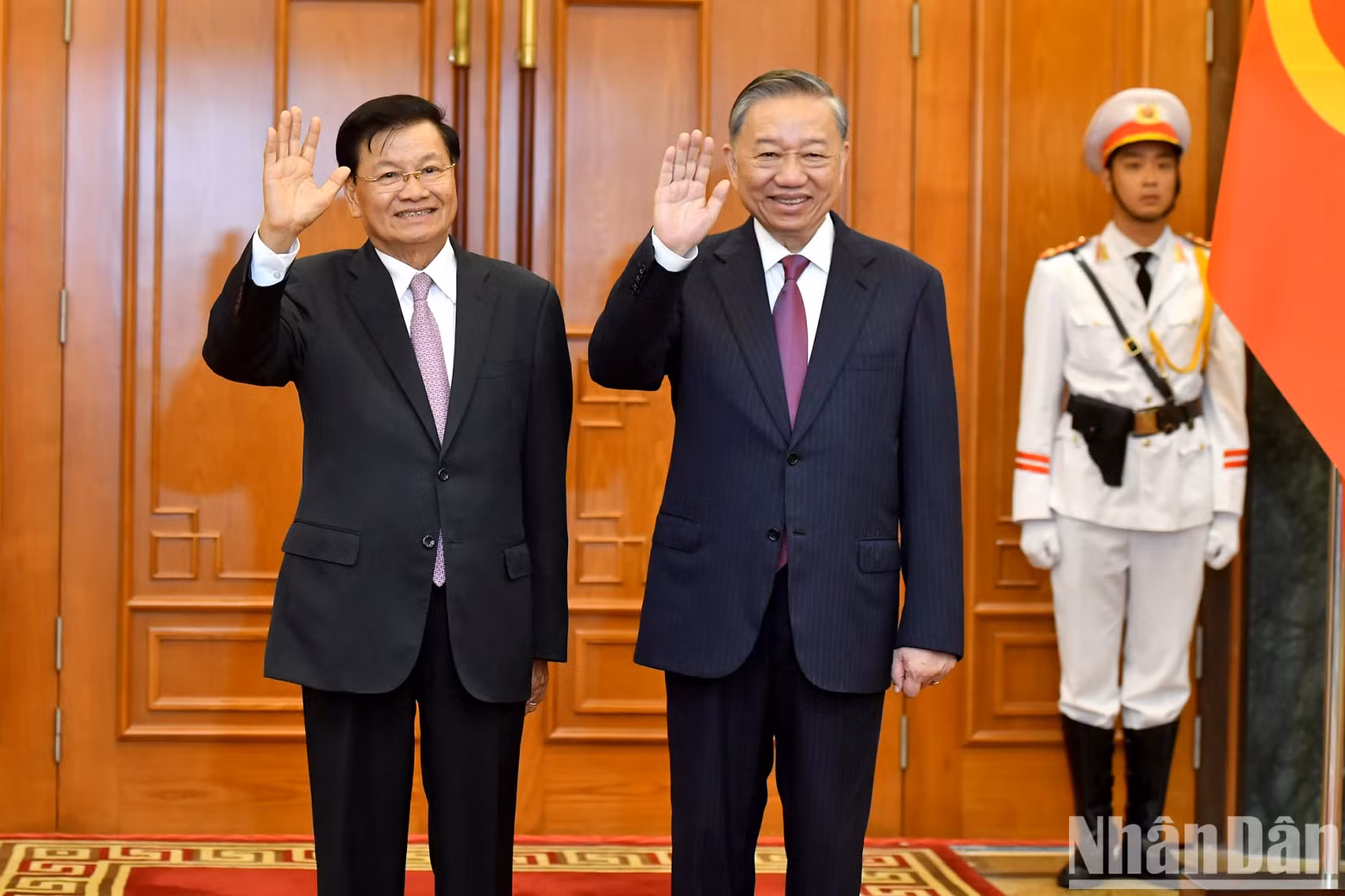 Party General Secretary and President To Lam and General Secretary of the LPRP and President of Laos Thongloun Sisoulith pose for a photo before the talks.