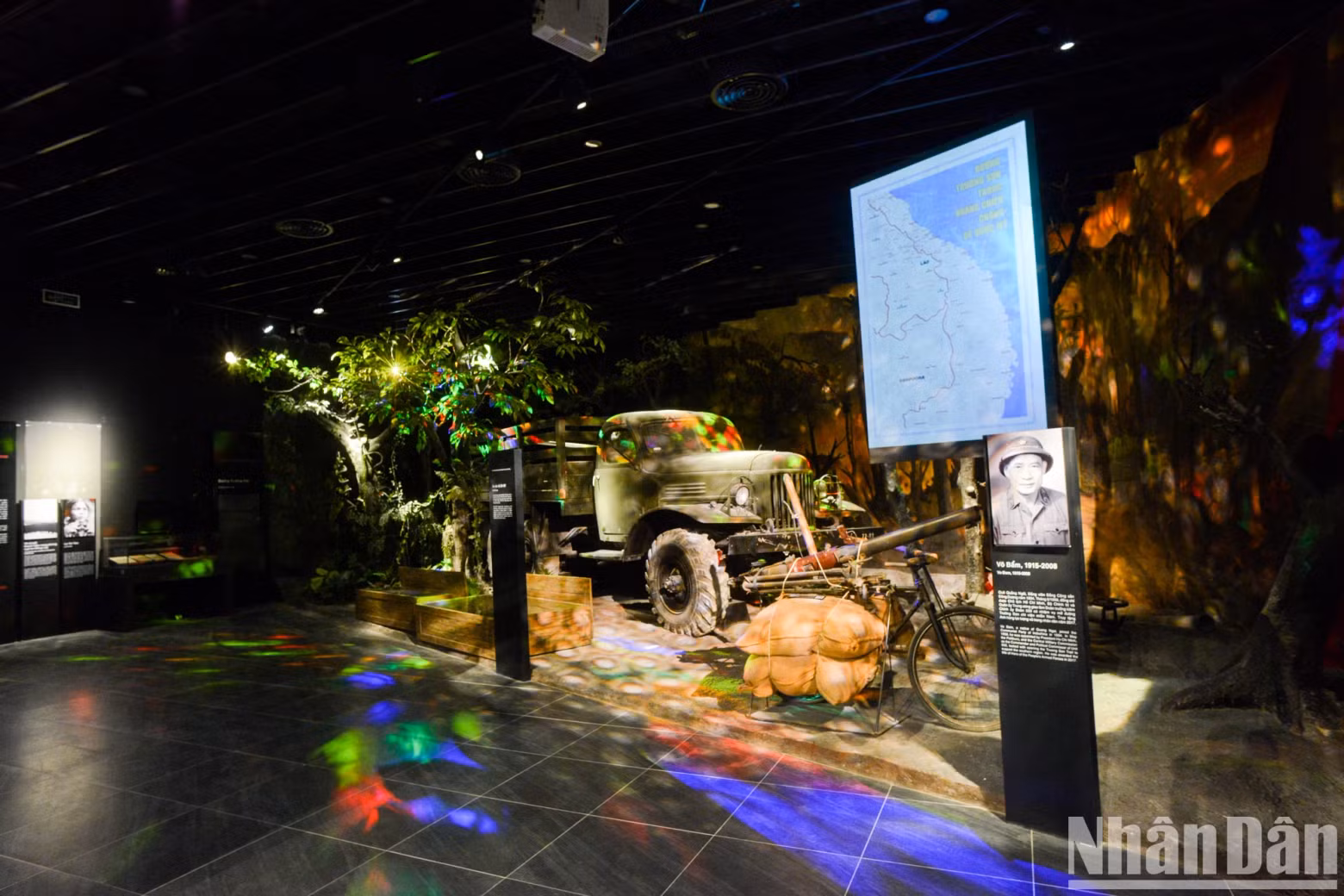 The museum applies various innovative exhibition methods, incorporating 3D mapping technology, information lookup screens, media archives, automatic audio guide narration, and QR codes providing information about artefacts and images, along with over 60 video clips introducing campaigns, battles, and historical figures, offering visitors a completely new experience.