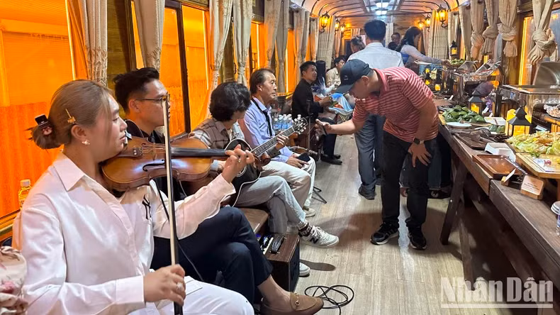 On the night train journey from Da Lat Station to Tram Mat Station, tourists can enjoy music and dinner upon request