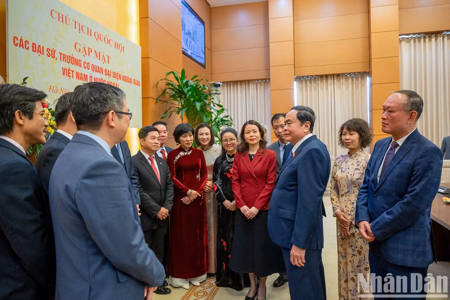 The NA leader discusses with ambassadors and heads of Vietnam's representative offices abroad at the meeting.