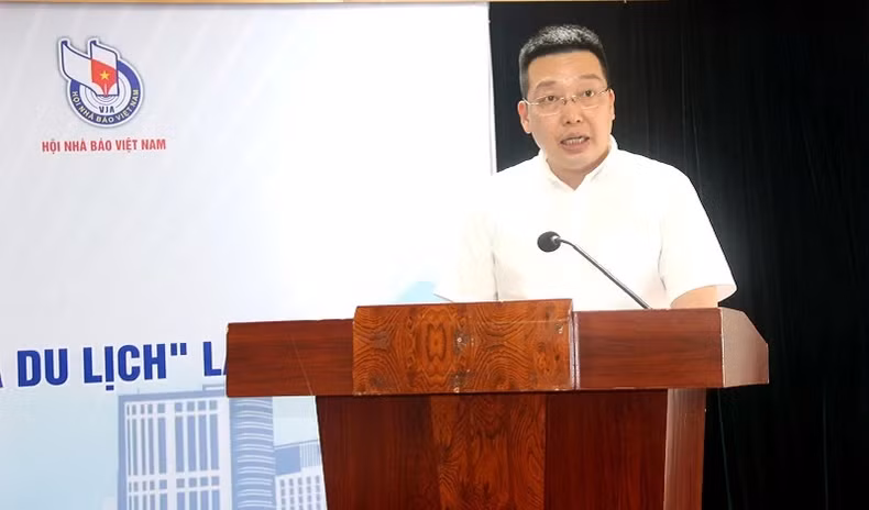 Nguyen Anh Vu, Editor-in-Chief of Van Hoa (Culture) Newspaper and Deputy Head of the Organising Committee of the Award, speaks at the event.