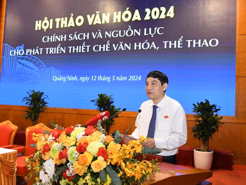 Chairman of the NA Committee for Culture and Education Nguyen Dac Vinh speaks at the seminar.