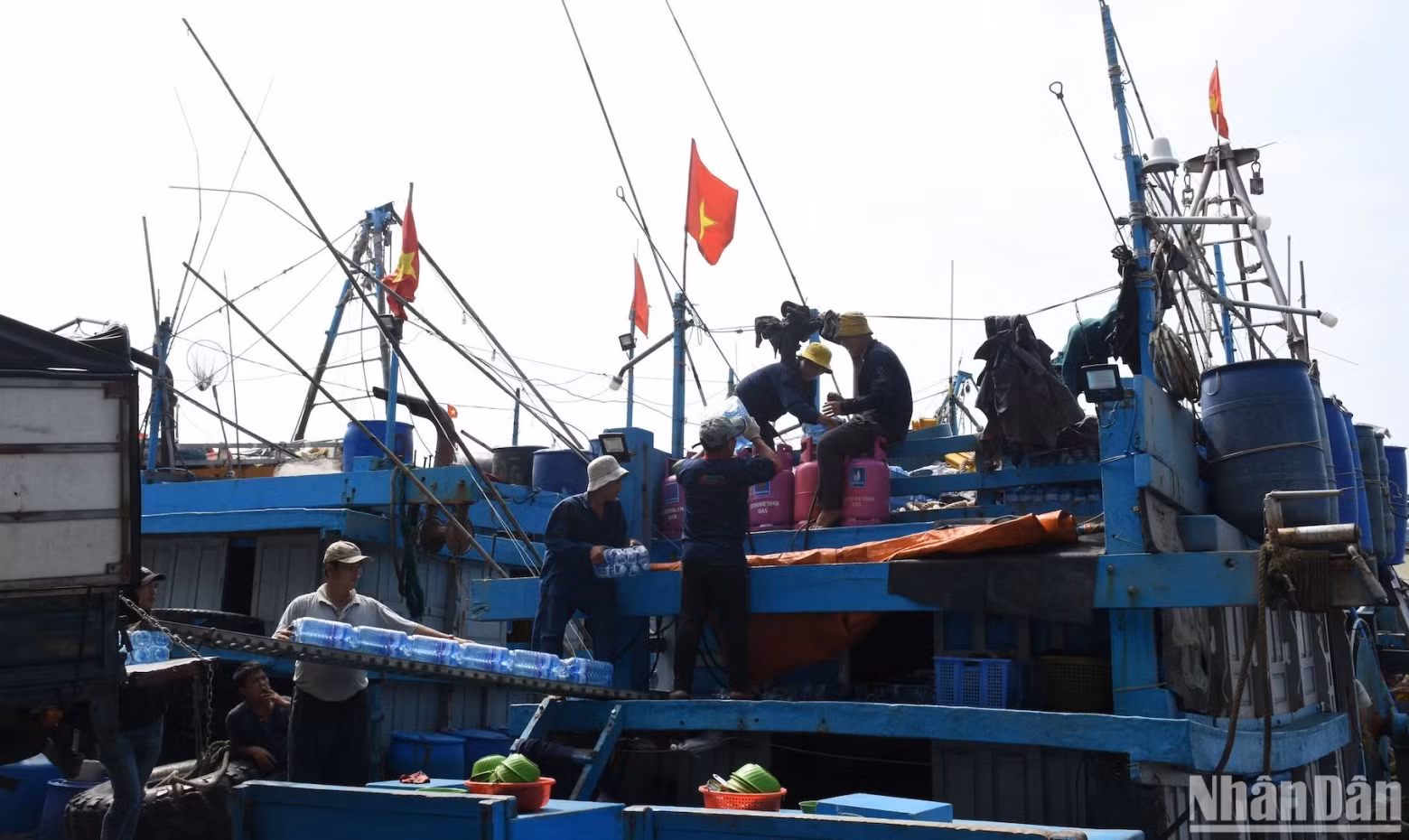 Food, fresh water and gas prepared for the first fishing trip of the lunar new year will be used for at least 45 days.