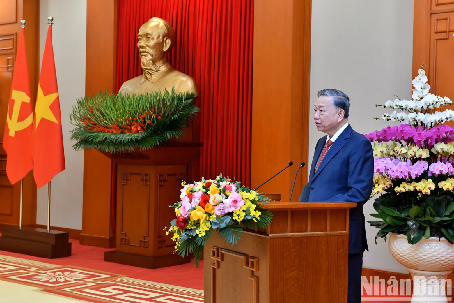 Party General Secretary To Lam speaks at the conference.