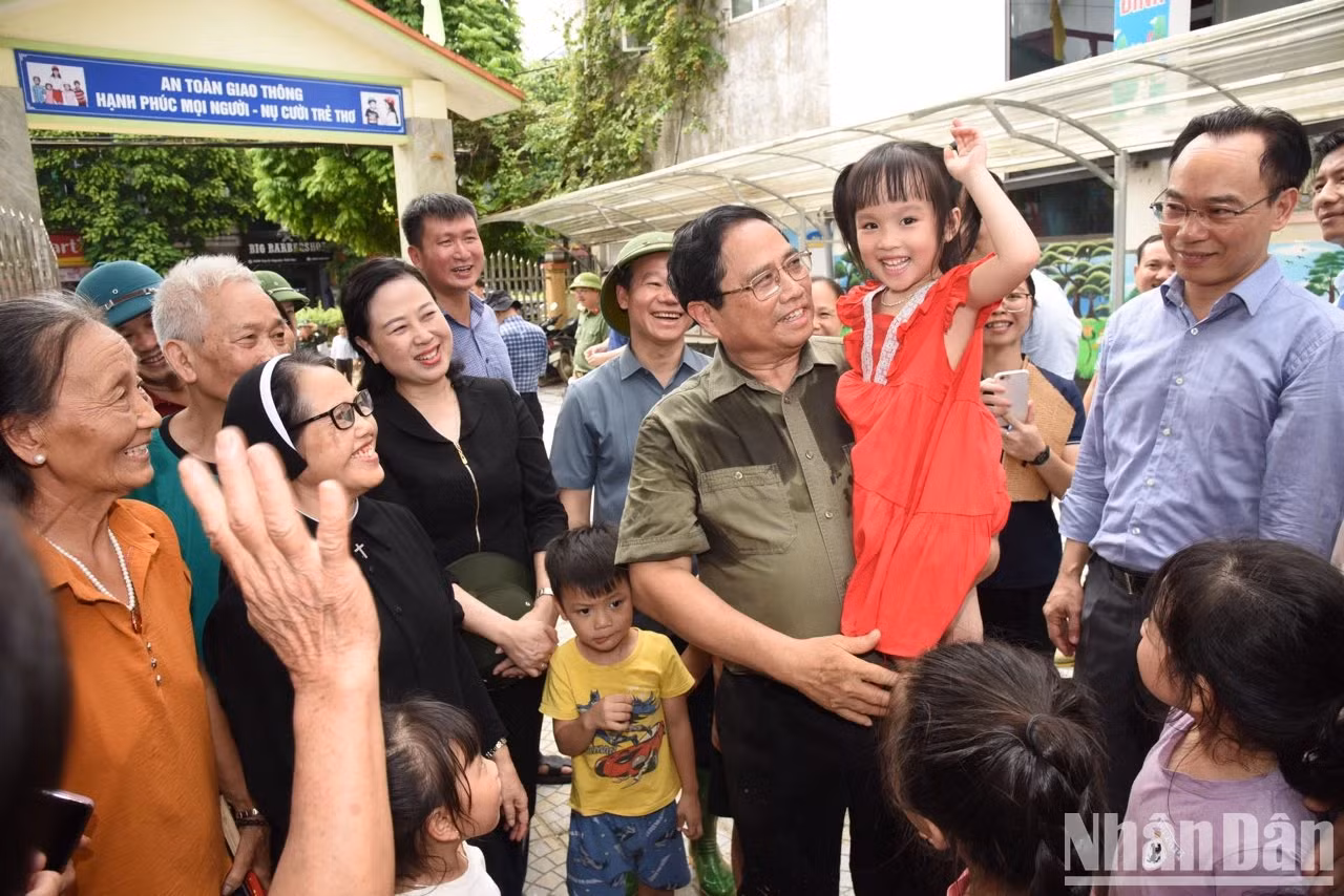 PM Pham Minh Chinh meets with local residents at anh Dương Kindergarten in Yen Bai City. PM Pham Minh Chinh meets with local residents at anh Dương Kindergarten in Yen Bai City.