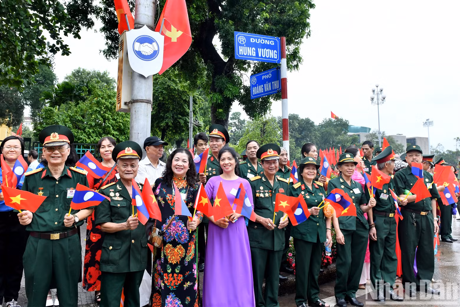 Hanoi citizens welcome Lao Party General Secretary and President Thongloun Sisoulith.