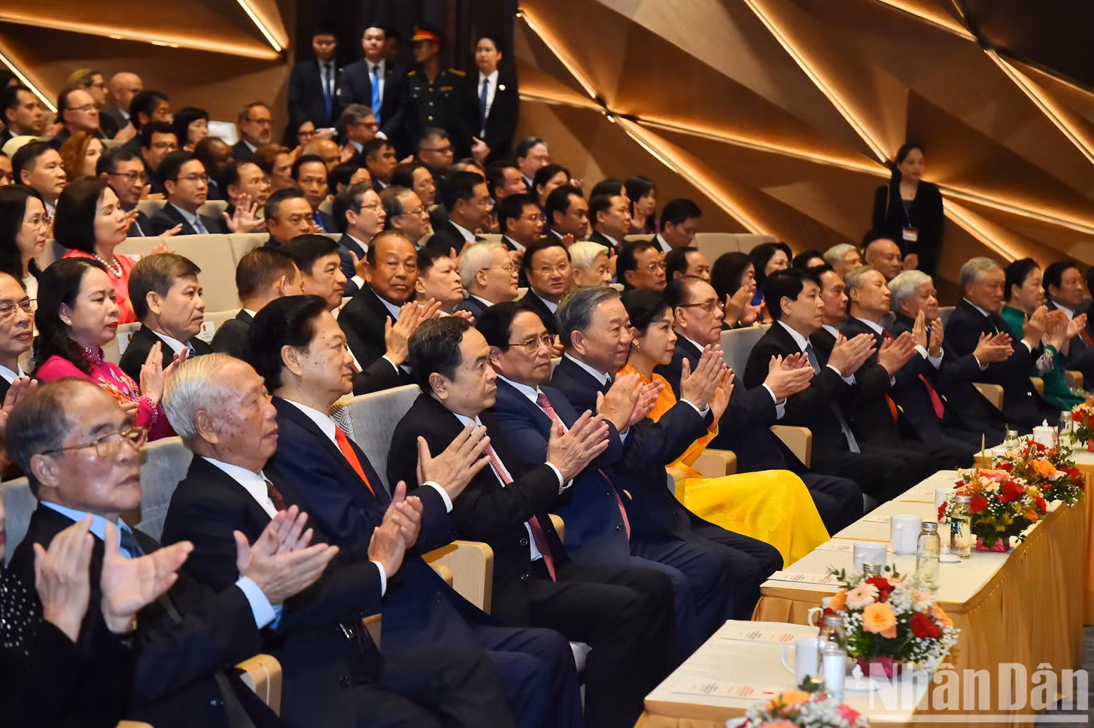 The current and former Party and State leaders and the guests attend the event. (Photo: NDO)