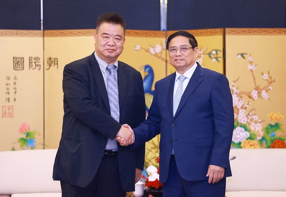 PM Pham Minh Chinh (right) receives a leader of the Kunming International Flora Auction Trading Centre Co. Ltd (KIFA) in Kunming city on November 6. (Photo: VNA) PM Pham Minh Chinh (right) receives a leader of the Kunming International Flora Auction Trading Centre Co. Ltd (KIFA) in Kunming city on November 6. (Photo: VNA)