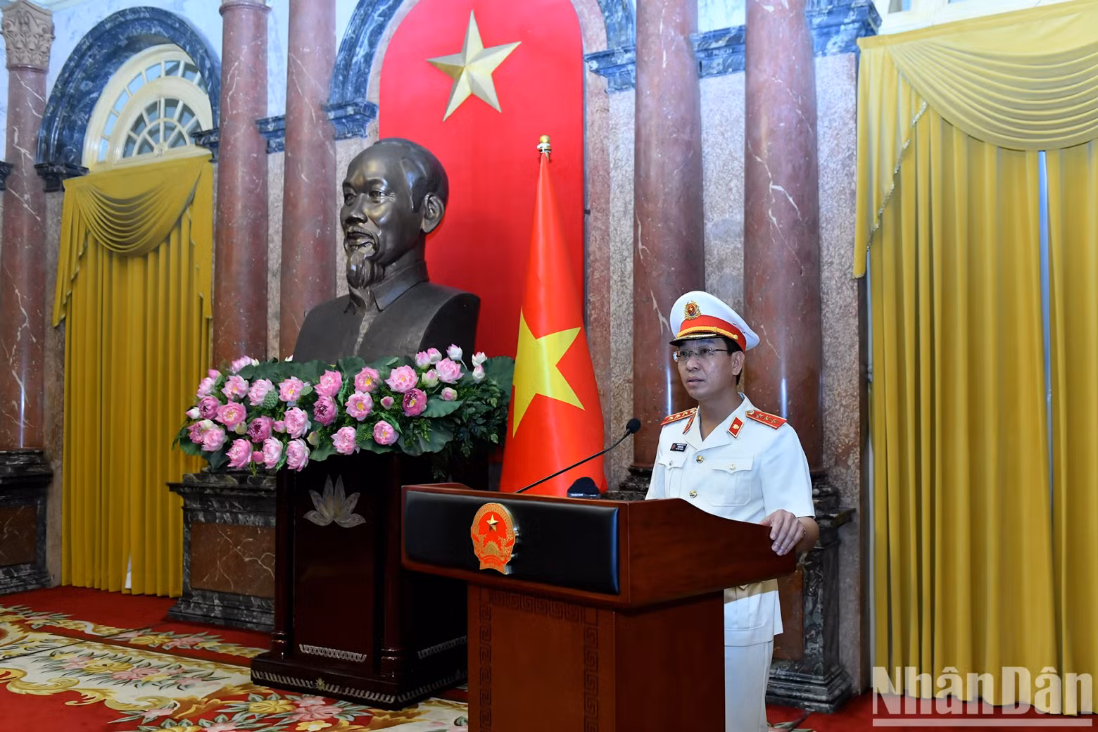 Deputy Prosecutor General of the Supreme People's Procuracy Ho Duc Anh gives a speech at the ceremony.