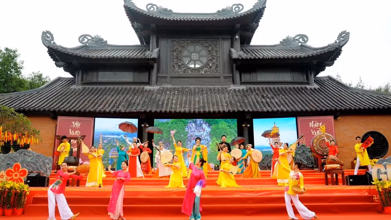 The opening ceremony of Bai Dinh Pagoda Festival also impresses local people and tourists thanks to art programmes imbued with national cultural identity. (Photo: MINH DUONG) The opening ceremony of Bai Dinh Pagoda Festival also impresses local people and tourists thanks to art programmes imbued with national cultural identity. (Photo: MINH DUONG)