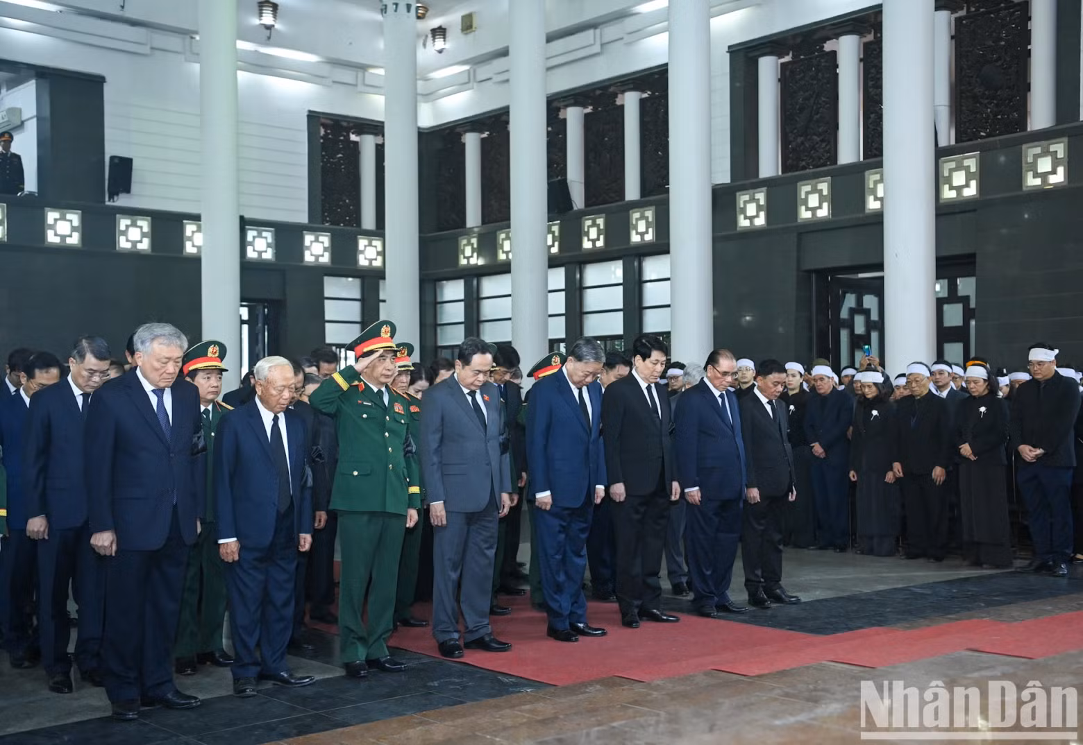 Leaders and former leaders of the Party and State pay their respects to General Nguyen Quyet.