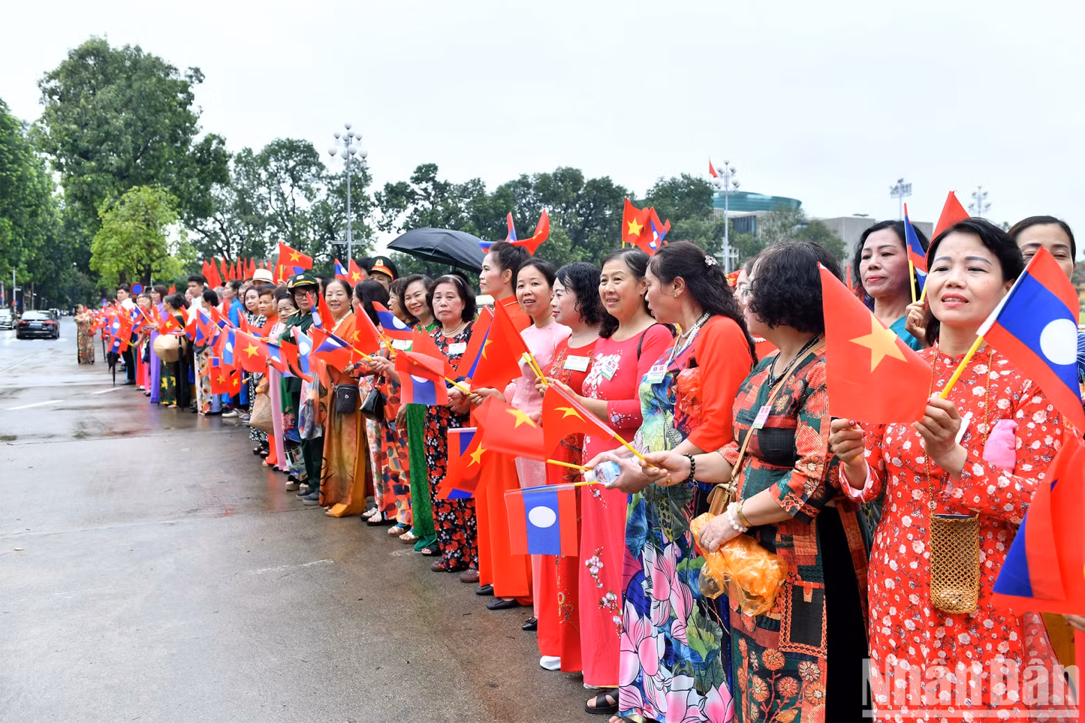 A large number of Hanoi people warmly welcome Party General Secretary and President of Laos Thongloun Sisoulith .