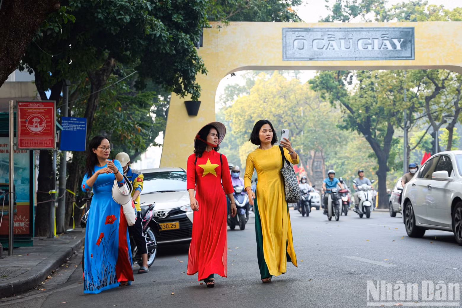 People take advantage of the autumn weather, wearing ‘Ao Dai’ to the lakeside to capture memories on this special occasion.