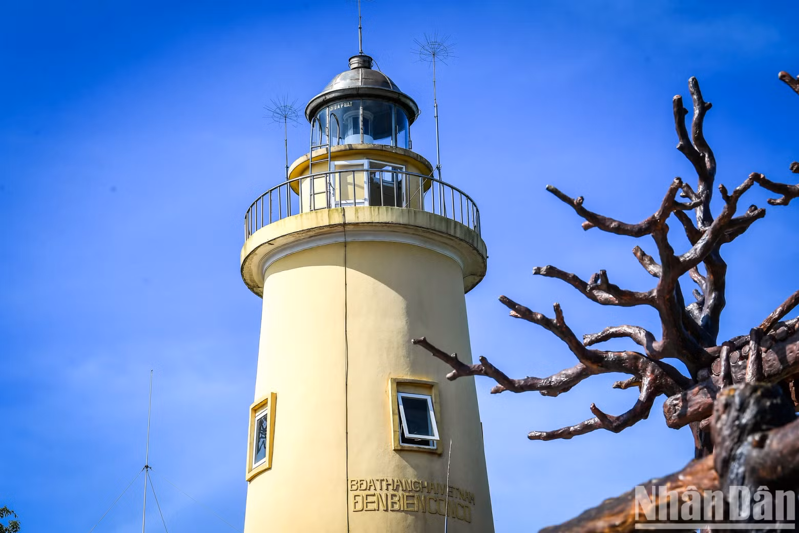 The Con Co Lighthouse Station is located on Hill 36 (Con Co Island District, Quang Tri Province), with a total height of 78.2 metres above sea level. The lighthouse station was built and put into operation in late 2006 and early 2007, under the management of the Northern Central Maritime Safety Company, which is part of the Ministry of Transport.