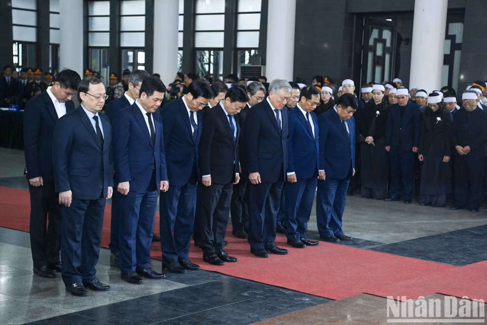 The delegation of the Government of the Socialist Republic of Vietnam, led by Standing Deputy Prime Minister Nguyen Hoa Binh, pays respects to General Nguyen Quyet.