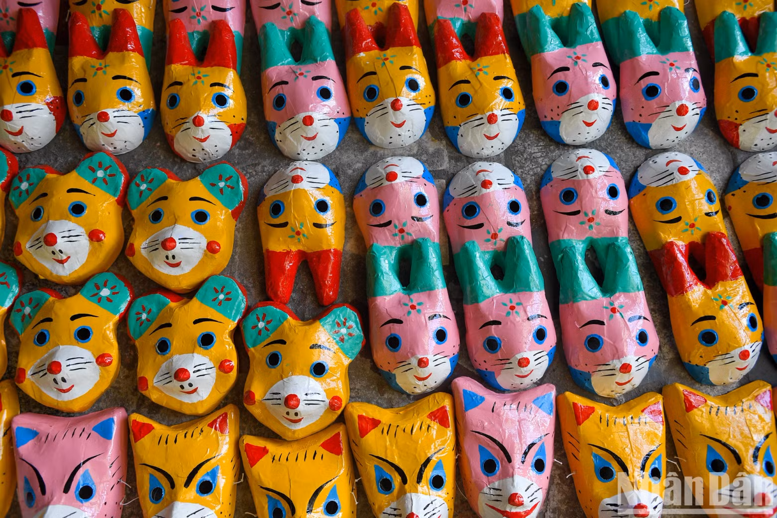 The price of each mask here ranges from 15,000 to 35,000 VND, depending on the size.