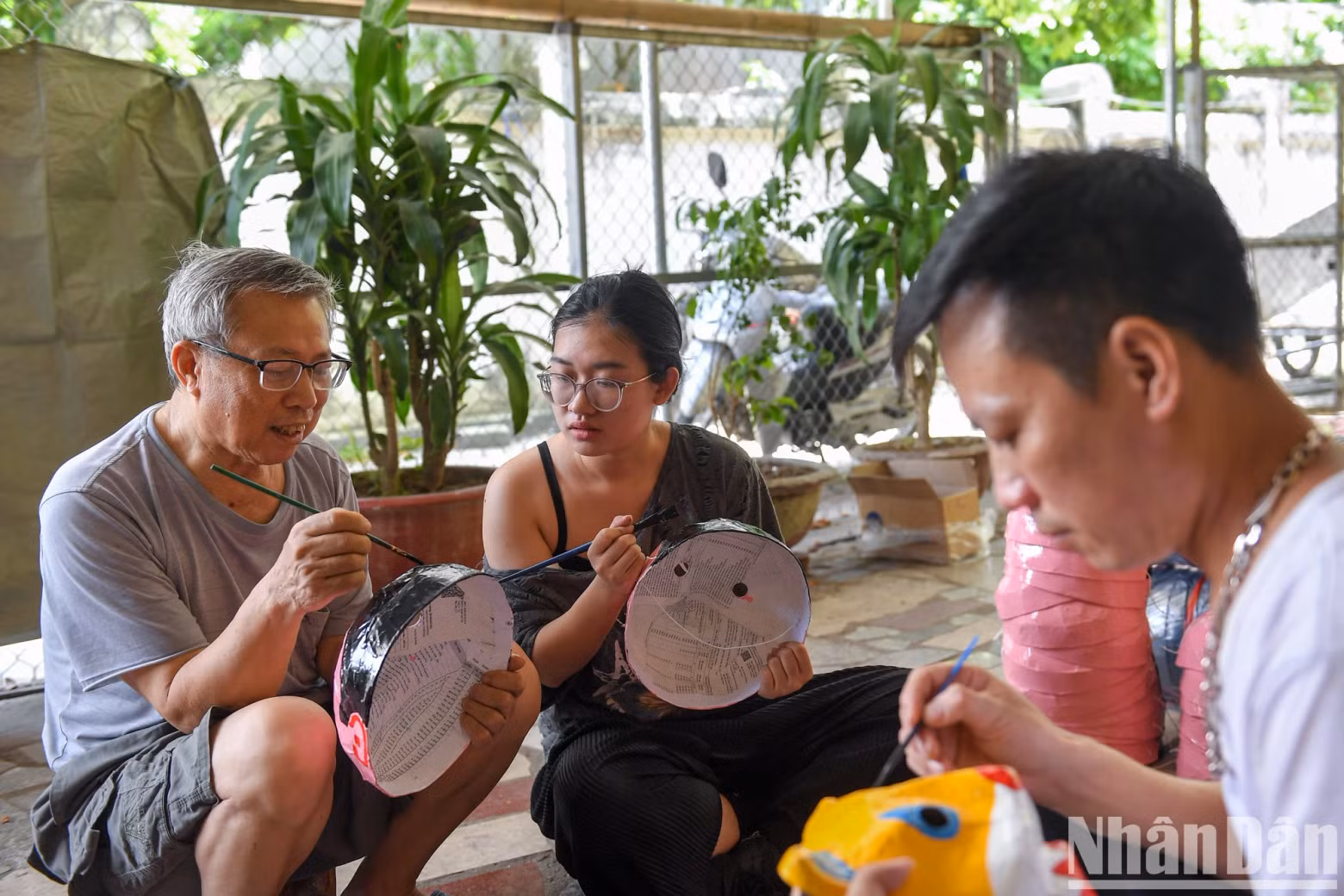 Since the beginning of the 7th lunar month, Dong's family has welcomed visitors daily, including many kindergartens bringing children to learn about the papier-mâché masks.