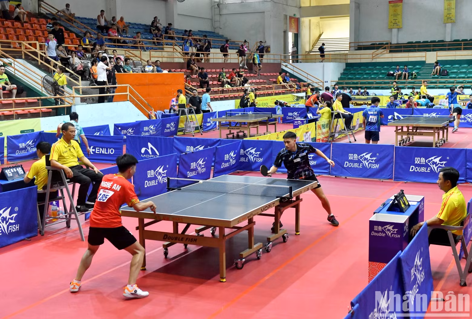 Nguyen Anh Tu, the reigning men's singles and mixed doubles champion, represents Hanoi 1, competing with his opponent from Nghe An 1 team. Nguyen Anh Tu, the reigning men's singles and mixed doubles champion, represents Hanoi 1, competing with his opponent from Nghe An 1 team.