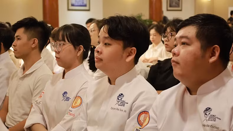 Many young chefs attend the press conference.