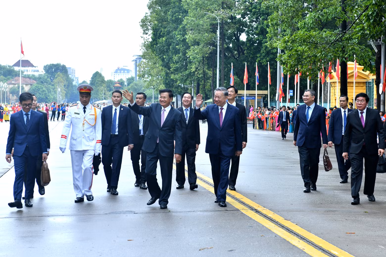 Party General Secretary and President To Lam and Lao Party General Secretary and President Thongloun Sisoulith, along with other delegates, walk from the Presidential Palace to the Party Central Committee Office.