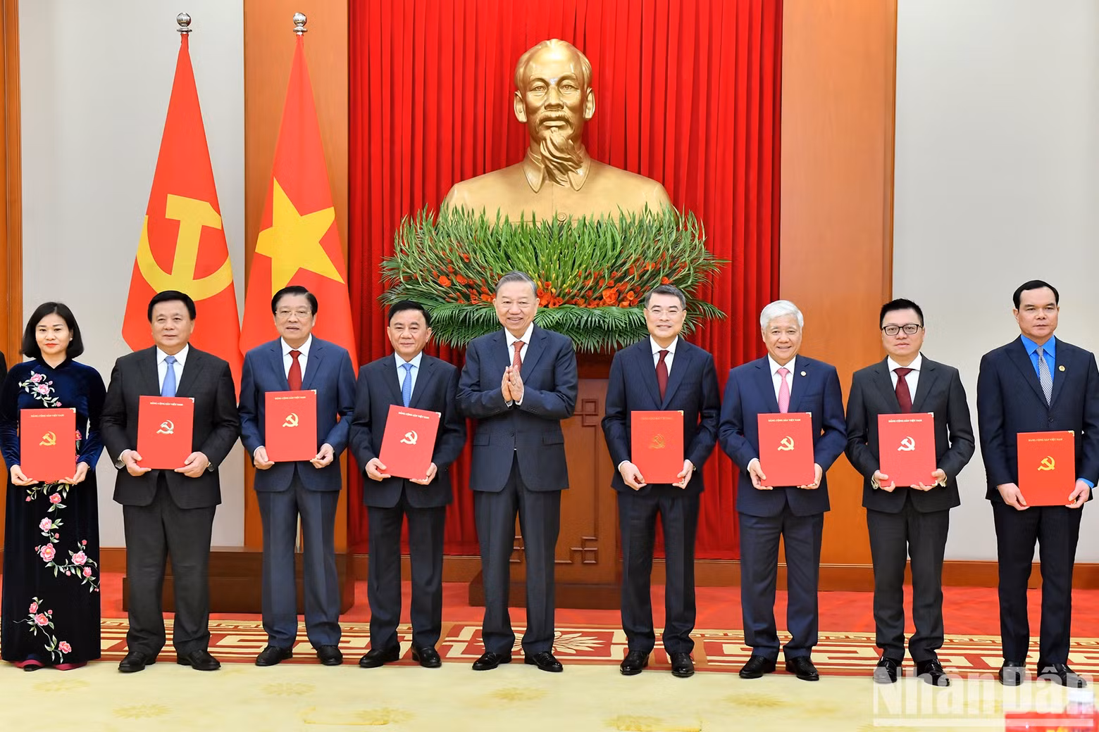 Party General Secretary To Lam presents decisions on the functions and tasks of central agencies and units.