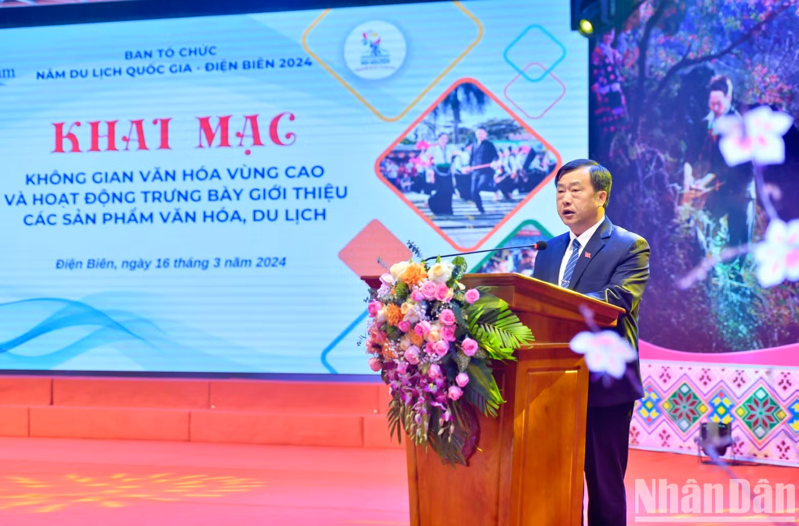 Vice Chairman of Dien Bien Provincial People’s Committee Vu A Bang speaks at the ceremony to kick off the highland cultural space and display of cultural and tourist products.
