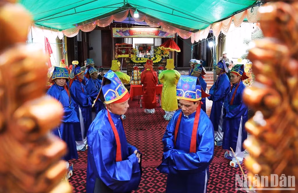 The main ritual is held in a solemn atmosphere at King Tran Minh Tong Temple. The main ritual is held in a solemn atmosphere at King Tran Minh Tong Temple.