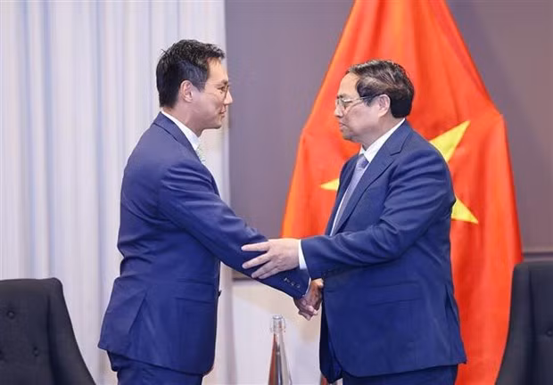 PM Pham Minh Chinh (R) receives Lu Yi-hua, Chief Representative of the Asia-Pacific Region of Corio Company of Macquarie Group - a multi-industry, multinational financial group operating in financial investment and infrastructure development. (Photo: VNA)