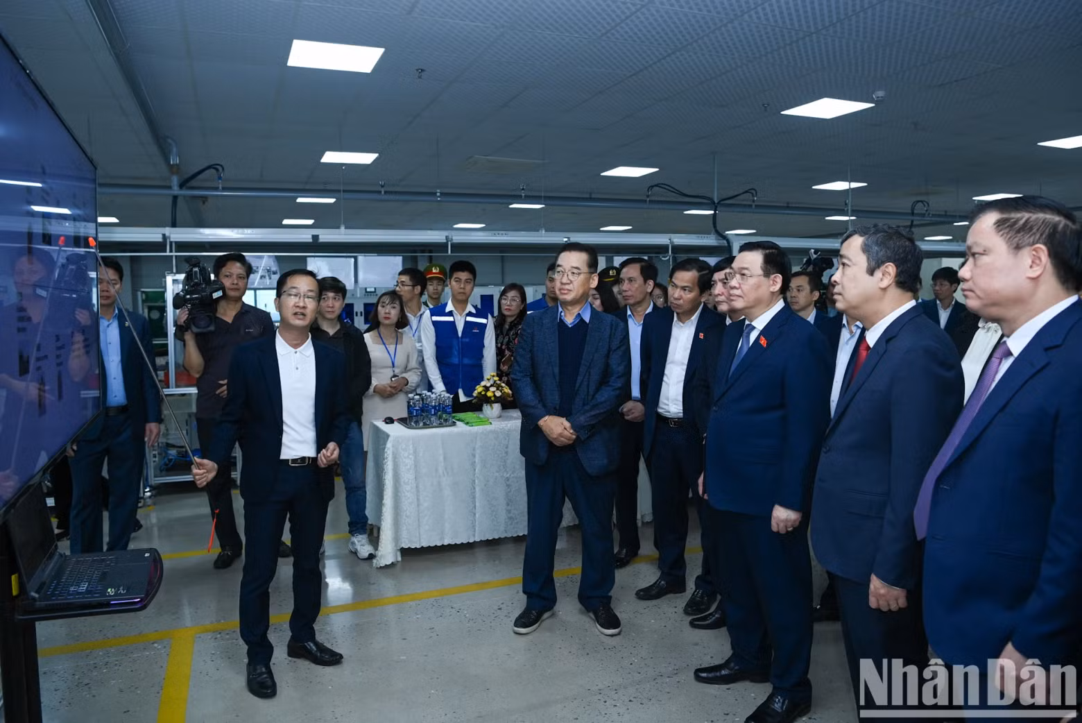 A representative from Ohsung Vina Thai Binh Company introduces the company's production activities to the NA Chairman and the delegation.