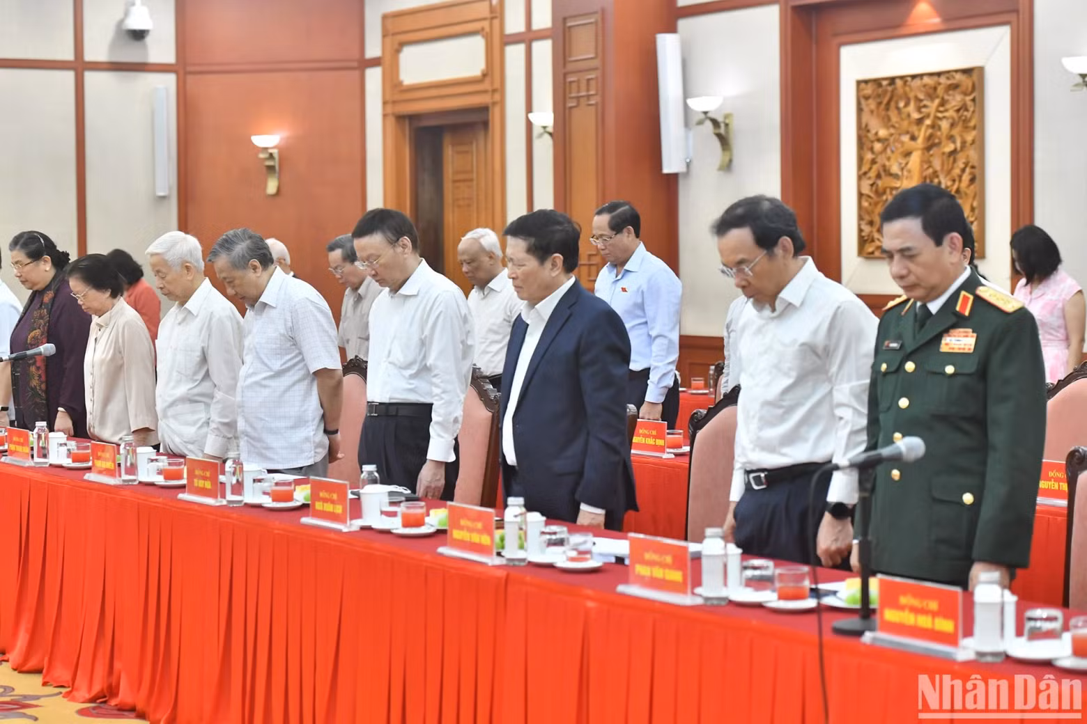 The delegates observe a minute of silence in tribute to late Party General Secretary Nguyen Phu Trong.