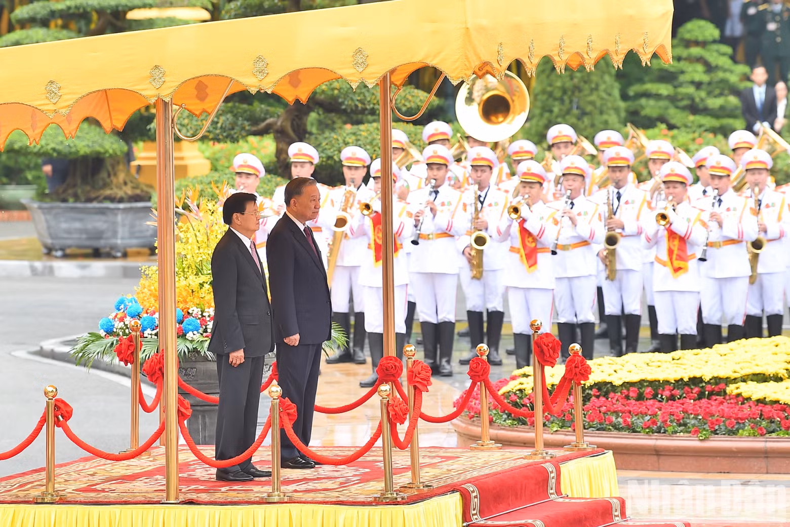 Party General Secretary and President To Lam and General Secretary of the LPRP Central Committee and President of Laos Thongloun Sisoulith listen to the national anthems of the two countries.