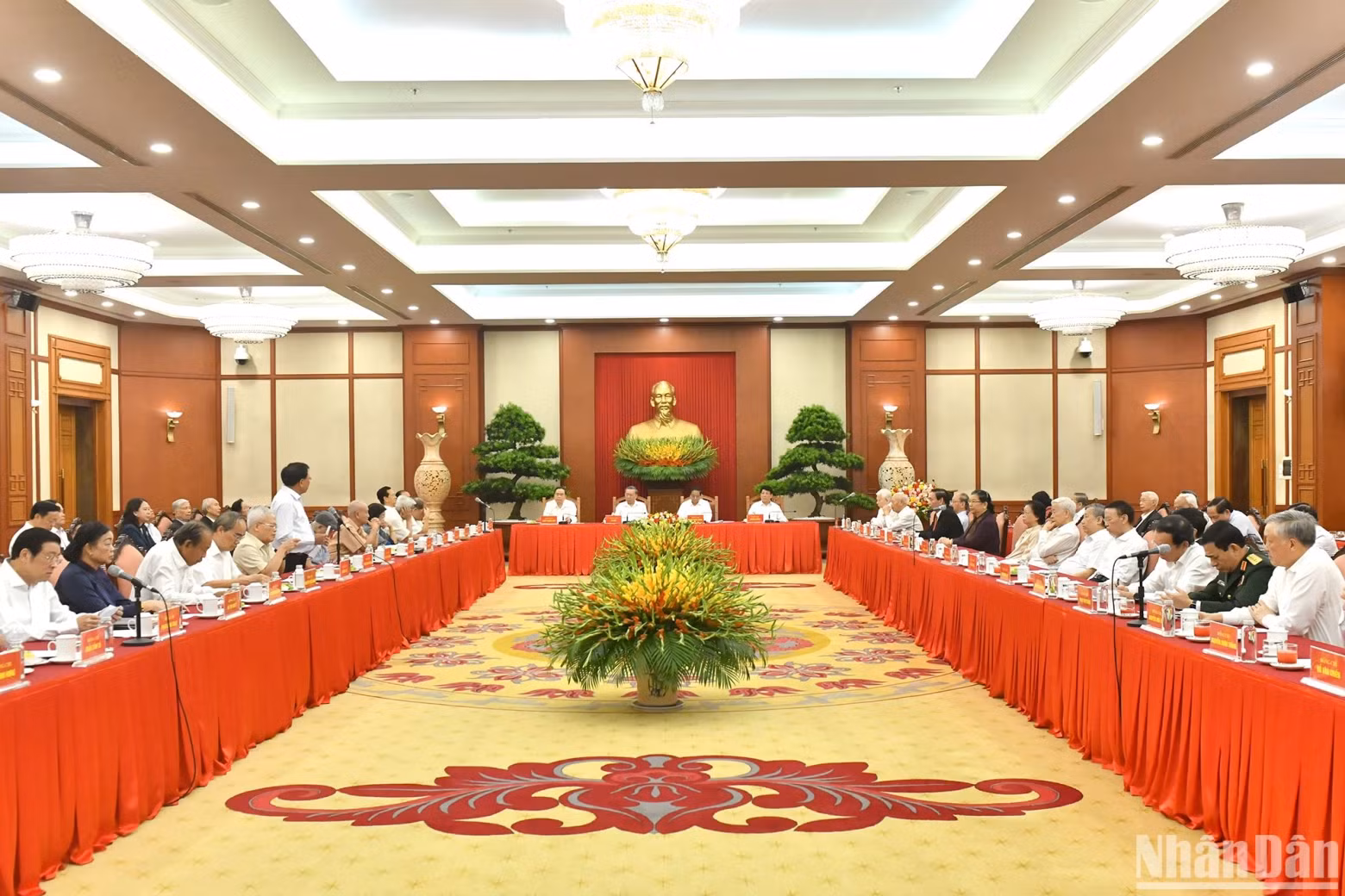 An overview of the meeting with the current and former Party and State leaders.