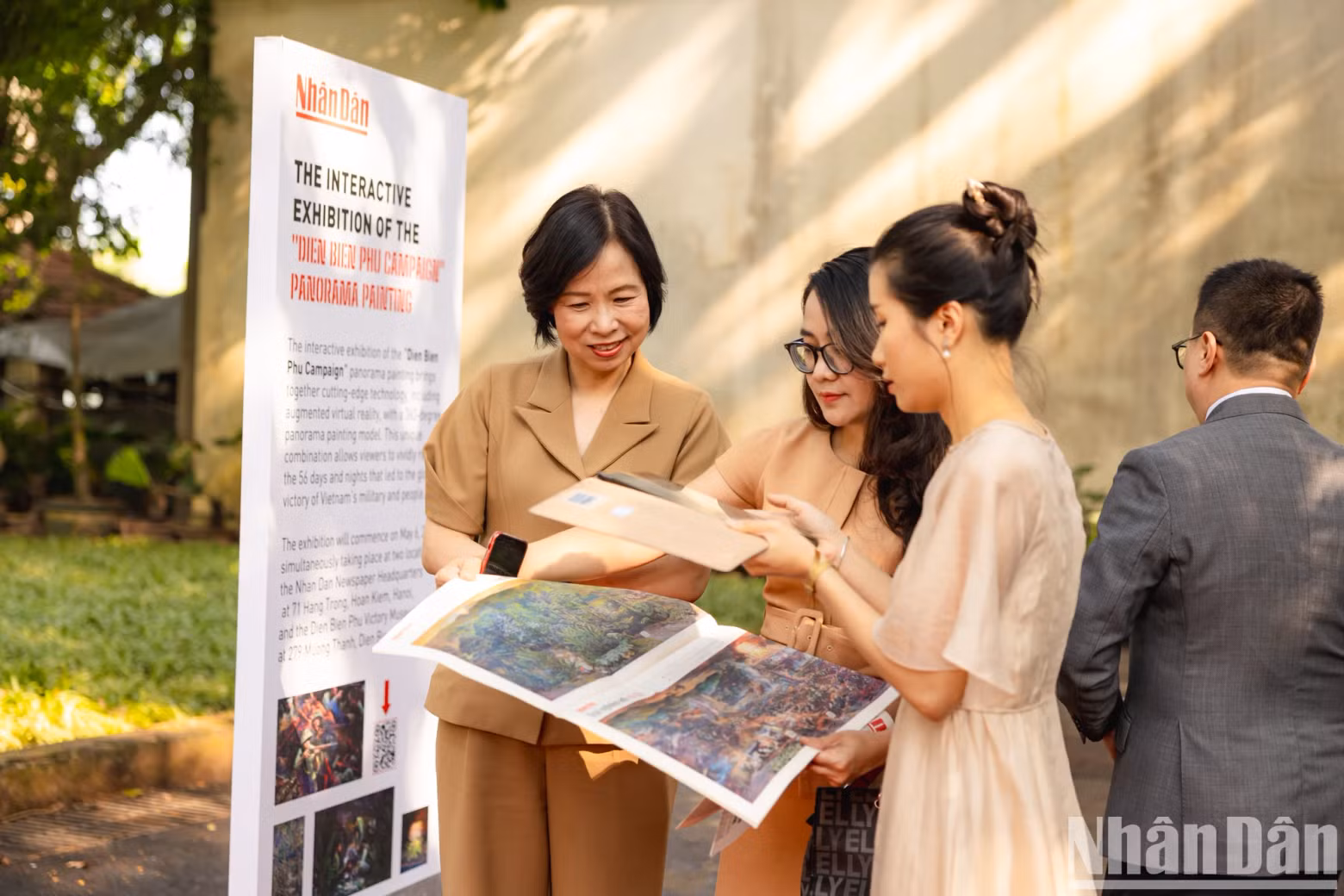 The breakthrough innovation of the "Dien Bien Phu Campaign" panorama supplement is the combination of augmented reality (AR) technology in traditional print media (Photo: THANH DAT). The breakthrough innovation of the "Dien Bien Phu Campaign" panorama supplement is the combination of augmented reality (AR) technology in traditional print media (Photo: THANH DAT).
