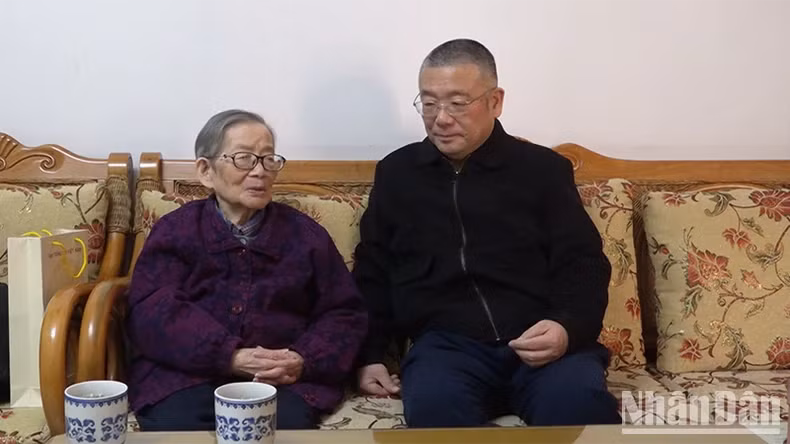 Wei Xiaoyi and his mother, Xu Qiqian, the spouse of Senior Lieutenant General Wei Guoqing.