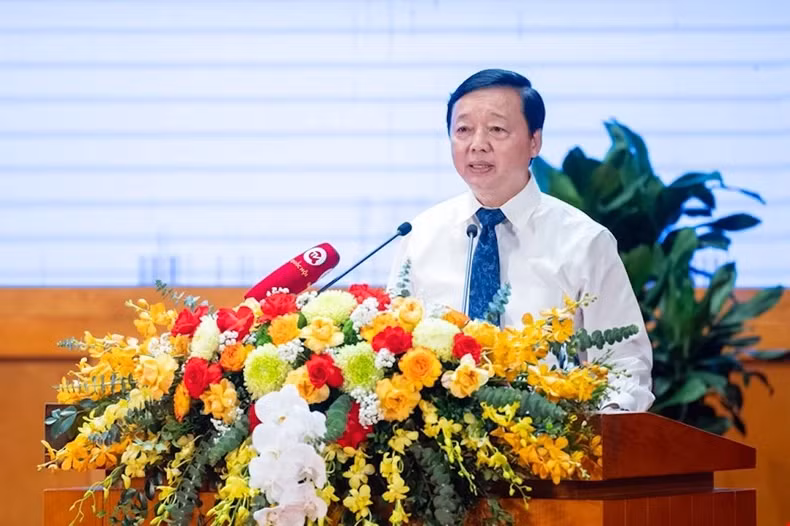 Deputy PM Tran Hong Ha speaks at the seminar.