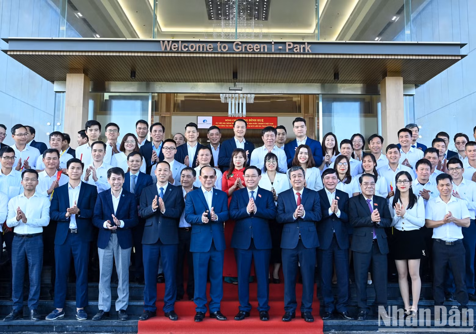 NA Chairman Vuong Dinh Hue poses for a photo with officers, employees and workers at Lien Ha Thai Industrial Park.
