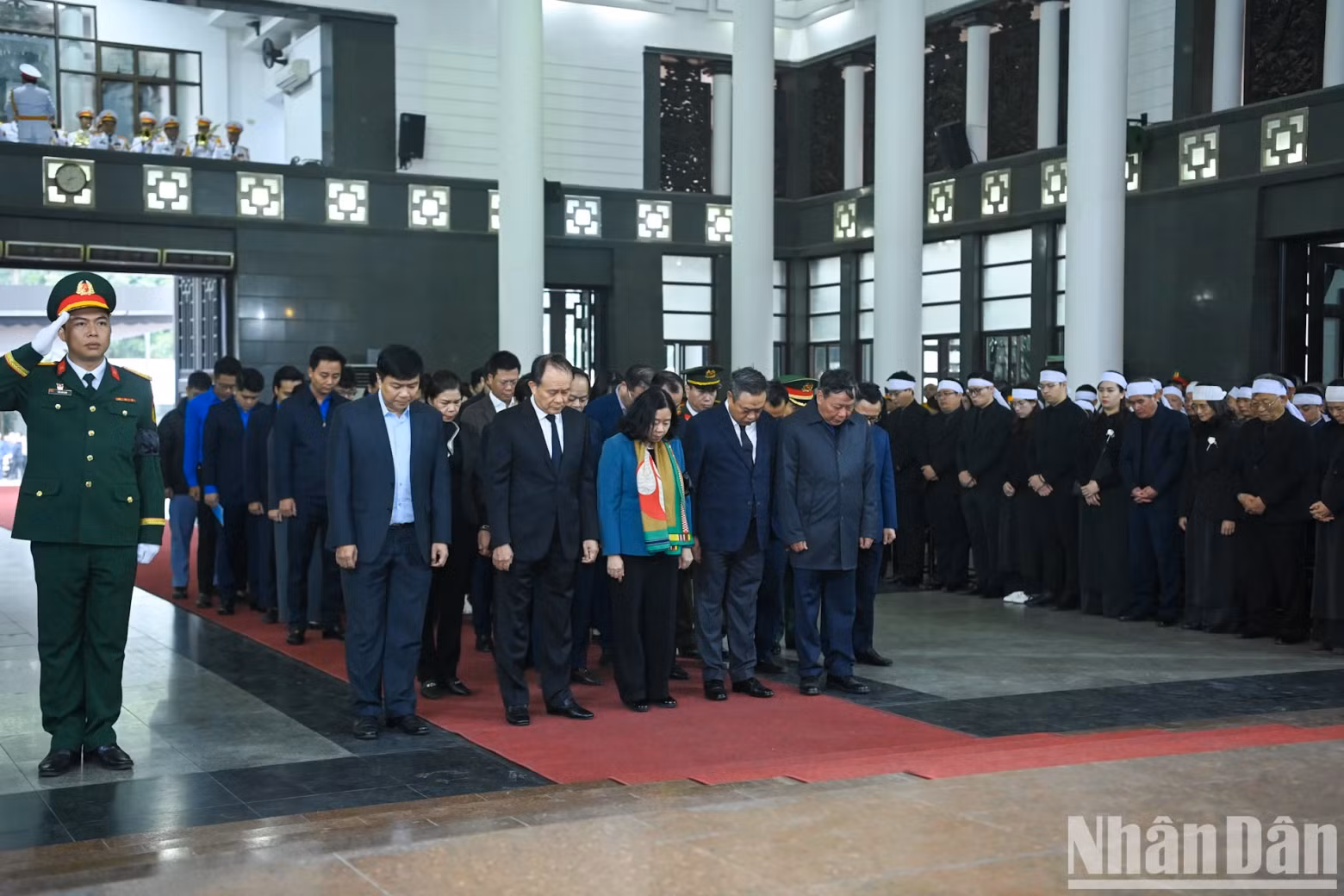 The delegation of the Hanoi Municipal Party Committee, People's Council, and People's Committee, led by Secretary of the Hanoi Municipal Party Committee Bui Thi Minh Hoai, pays respects to General Nguyen Quyet.