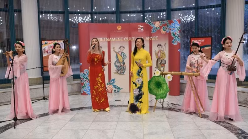 Anne Sophie Hoffman (Ao Dai - Vietnamese traditional long dress), a Canadian singer residing in Riyadh, who has spent many years connected to Vietnam, performs her favourite song, “Hello Vietnam”. Anne Sophie Hoffman (Ao Dai - Vietnamese traditional long dress), a Canadian singer residing in Riyadh, who has spent many years connected to Vietnam, performs her favourite song, “Hello Vietnam”.