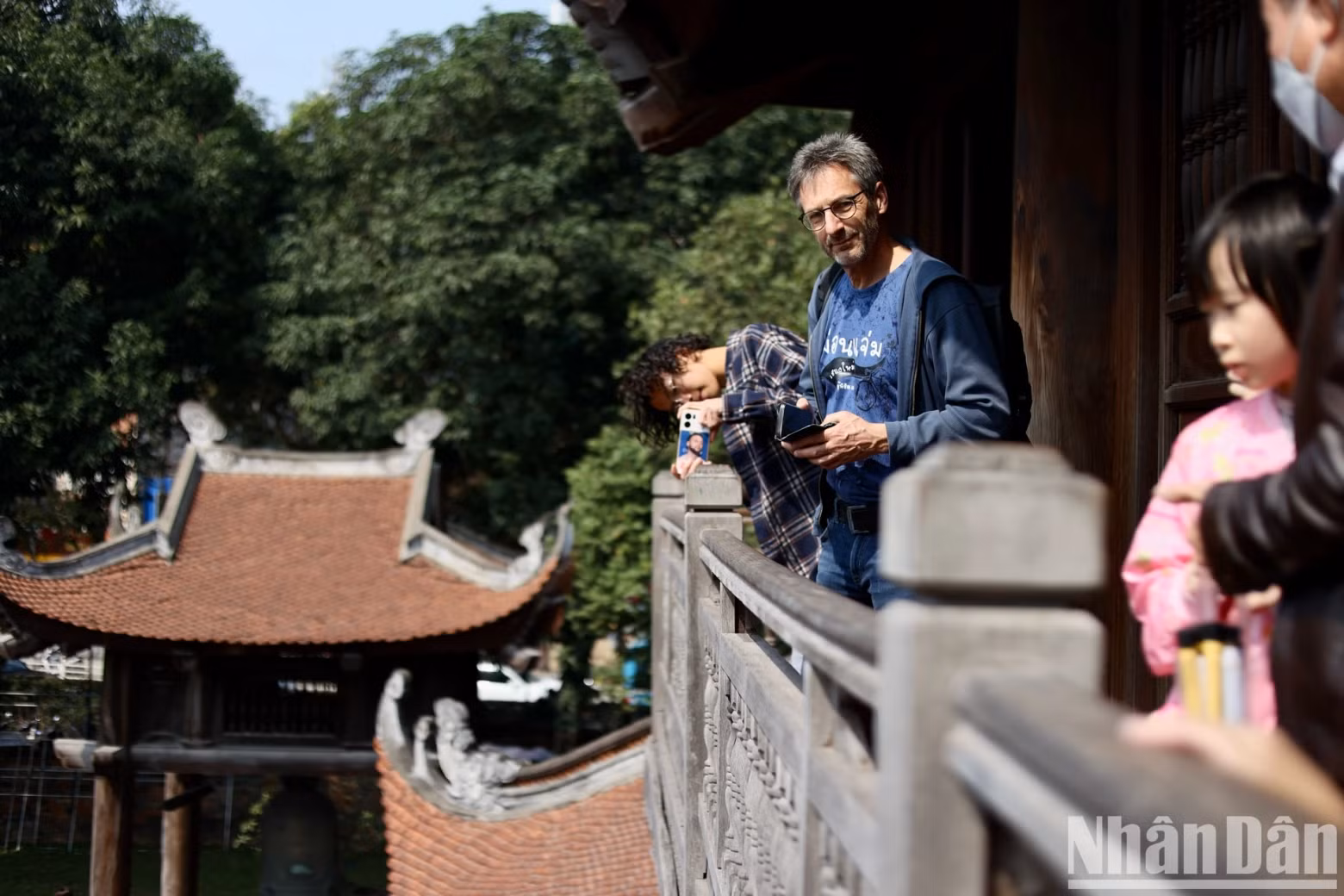 Foreign tourists enjoy the ancient architecture of the Temple of Literature.