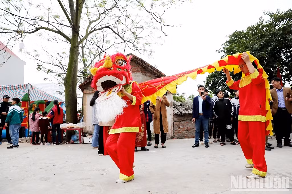 The festival maintains the rustic nature of Yen Dung Village. The festival maintains the rustic nature of Yen Dung Village.