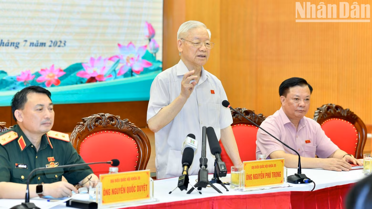 [In Pictures] Party General Secretary Nguyen Phu Trong meets voters in Hanoi ảnh 6