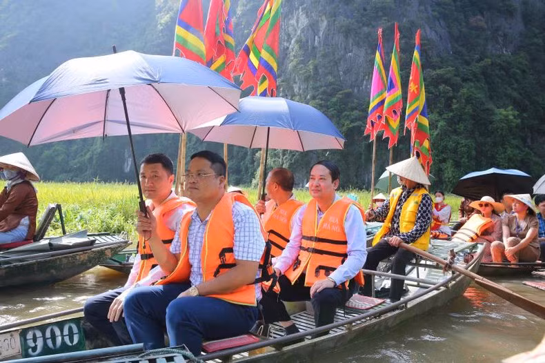Leaders of Ninh Binh province and tourists participate in the festival at Tam Coc-Bich Dong tourist area. (Photo: Minh Duong) Leaders of Ninh Binh province and tourists participate in the festival at Tam Coc-Bich Dong tourist area. (Photo: Minh Duong)