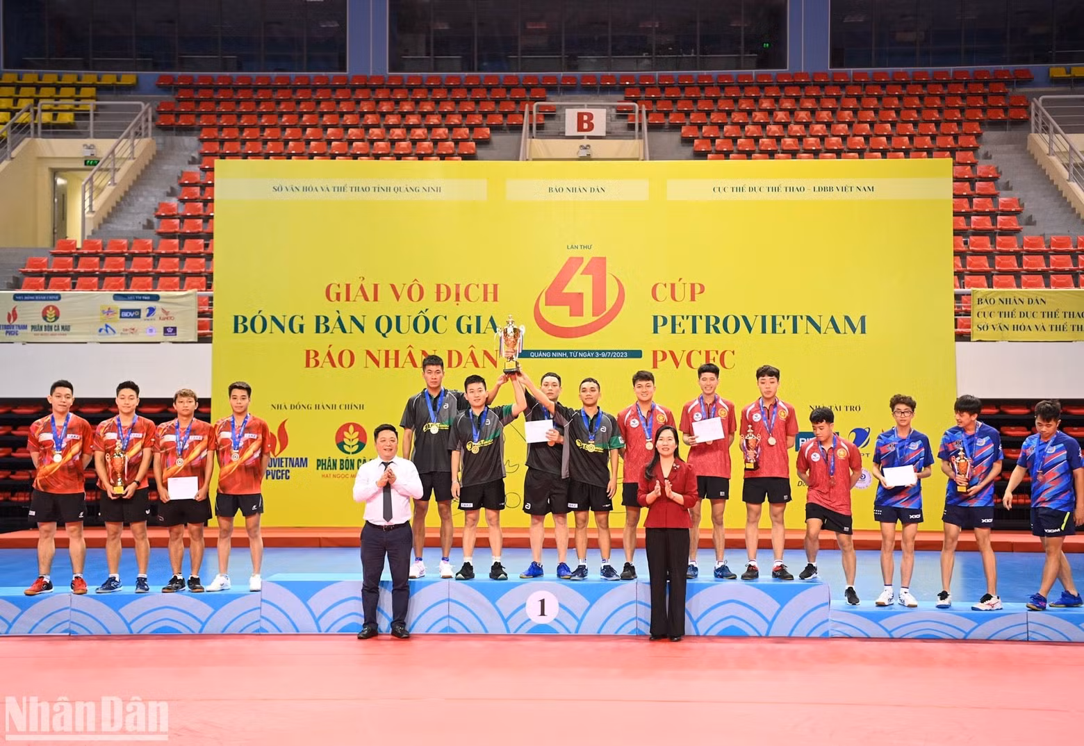 Deputy Editor-in-Chief Que Dinh Nguyen and Vice Chairman of the People's Committee of Quang Ninh Province Nguyen Thi Hanh present medals to the winning teams in the men’s team event. Deputy Editor-in-Chief Que Dinh Nguyen and Vice Chairman of the People's Committee of Quang Ninh Province Nguyen Thi Hanh present medals to the winning teams in the men’s team event.