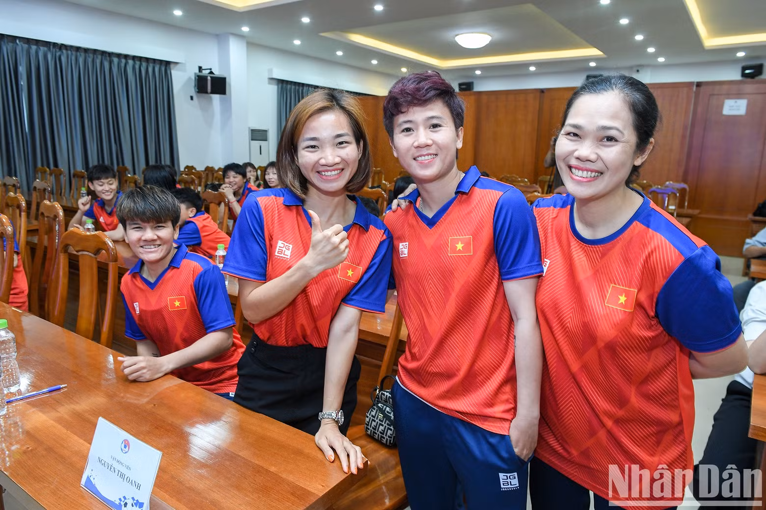 Athlete Nguyen Thi Oanh and members of Vietnamese women’s football team pose for a photo.