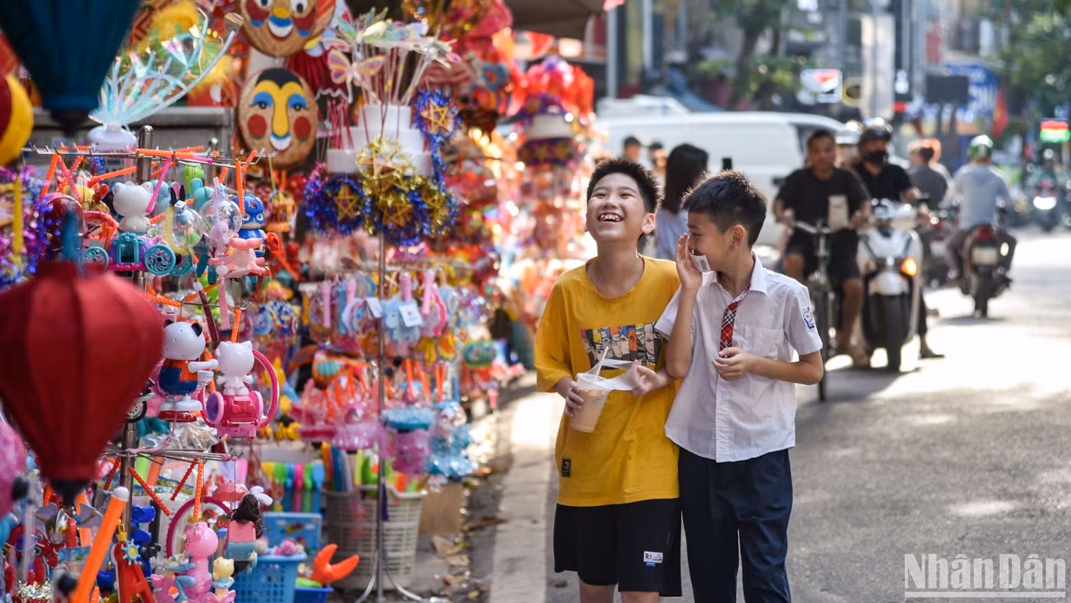 Star-shaped lanterns — an indispensable toy in the Mid-Autumn Festival — are sold in various sizes. Star-shaped lanterns — an indispensable toy in the Mid-Autumn Festival — are sold in various sizes.
